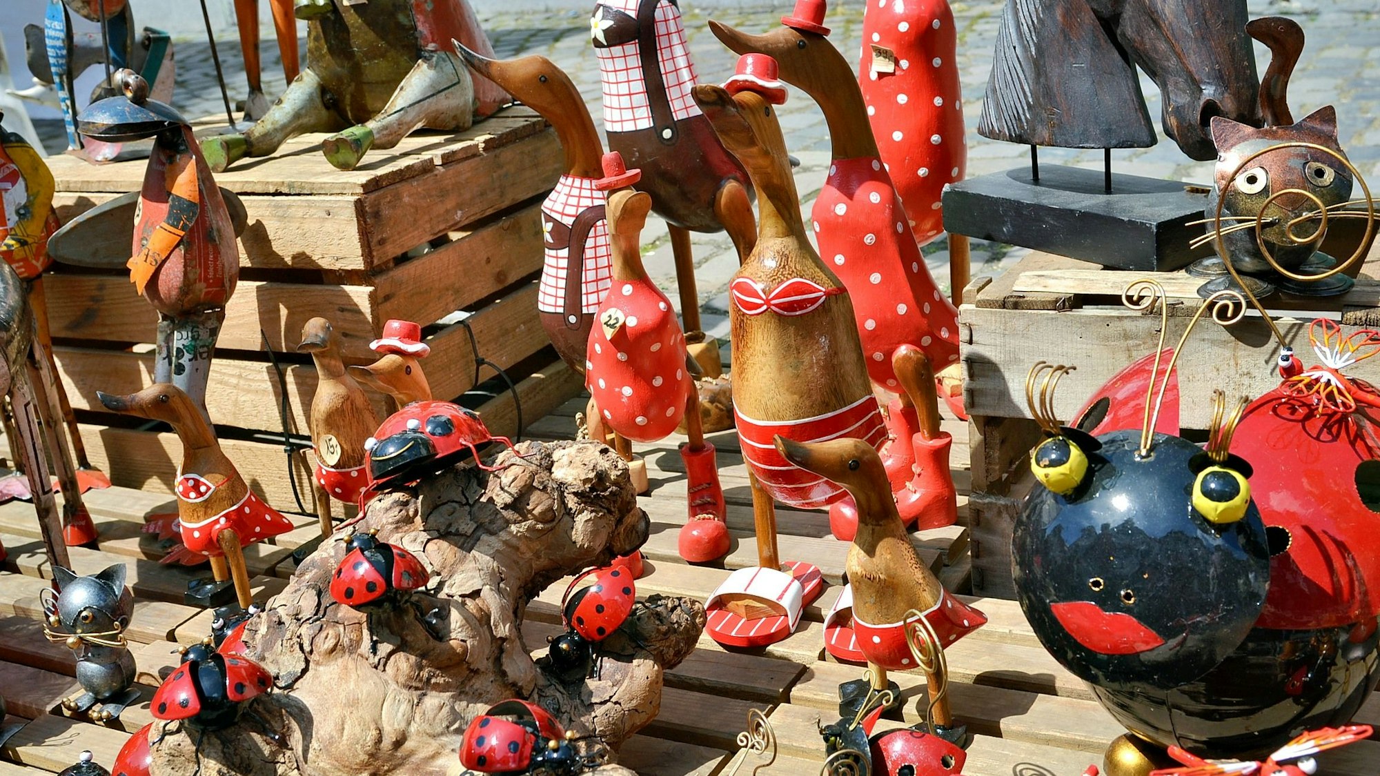 Marienkäfer- und Entenfiguren sind als Gartendekoration arrangiert.