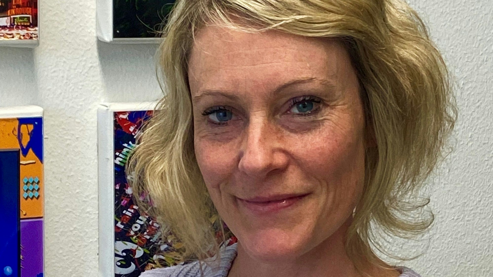 Auf dem Bild ist die Leiterin der Hauptschule Herbertskaul, Monika Azizmohammadi, zu sehen.