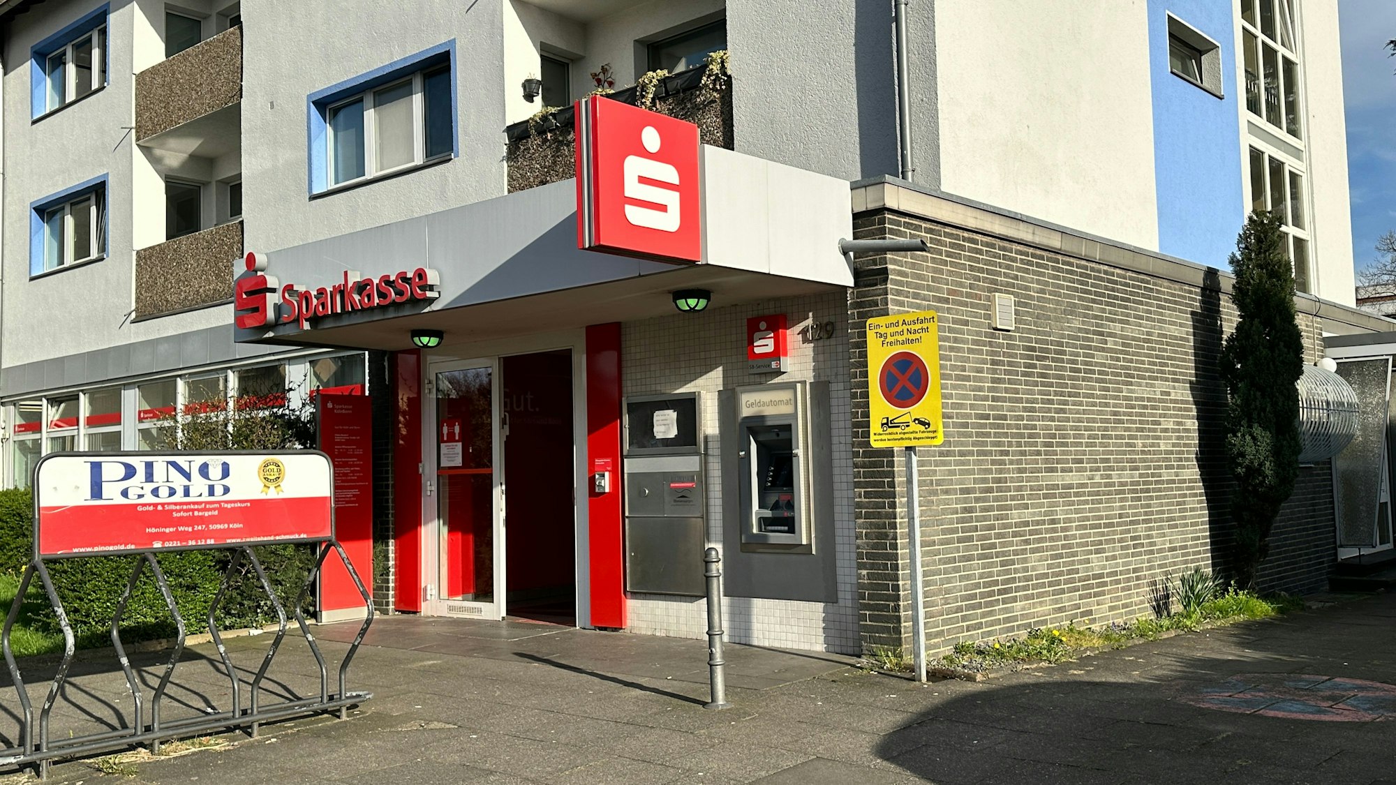 Blick auf die Sparkassenfiliale in Rondorf in Köln-Rodenkirchen. Foto von Sandra Milden
