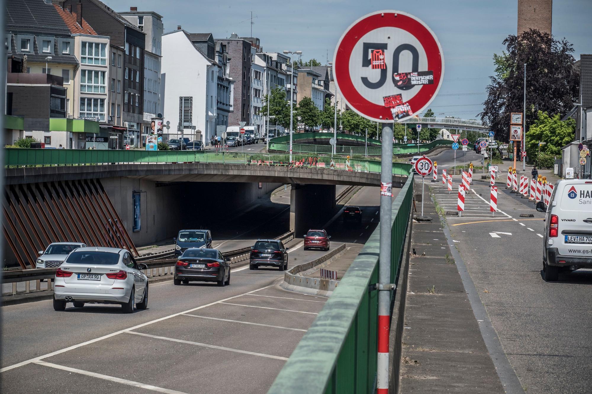 Der Autoverkehr auf der Bundesstraße 8 im Trog kommt mit zwei Spuren aus.