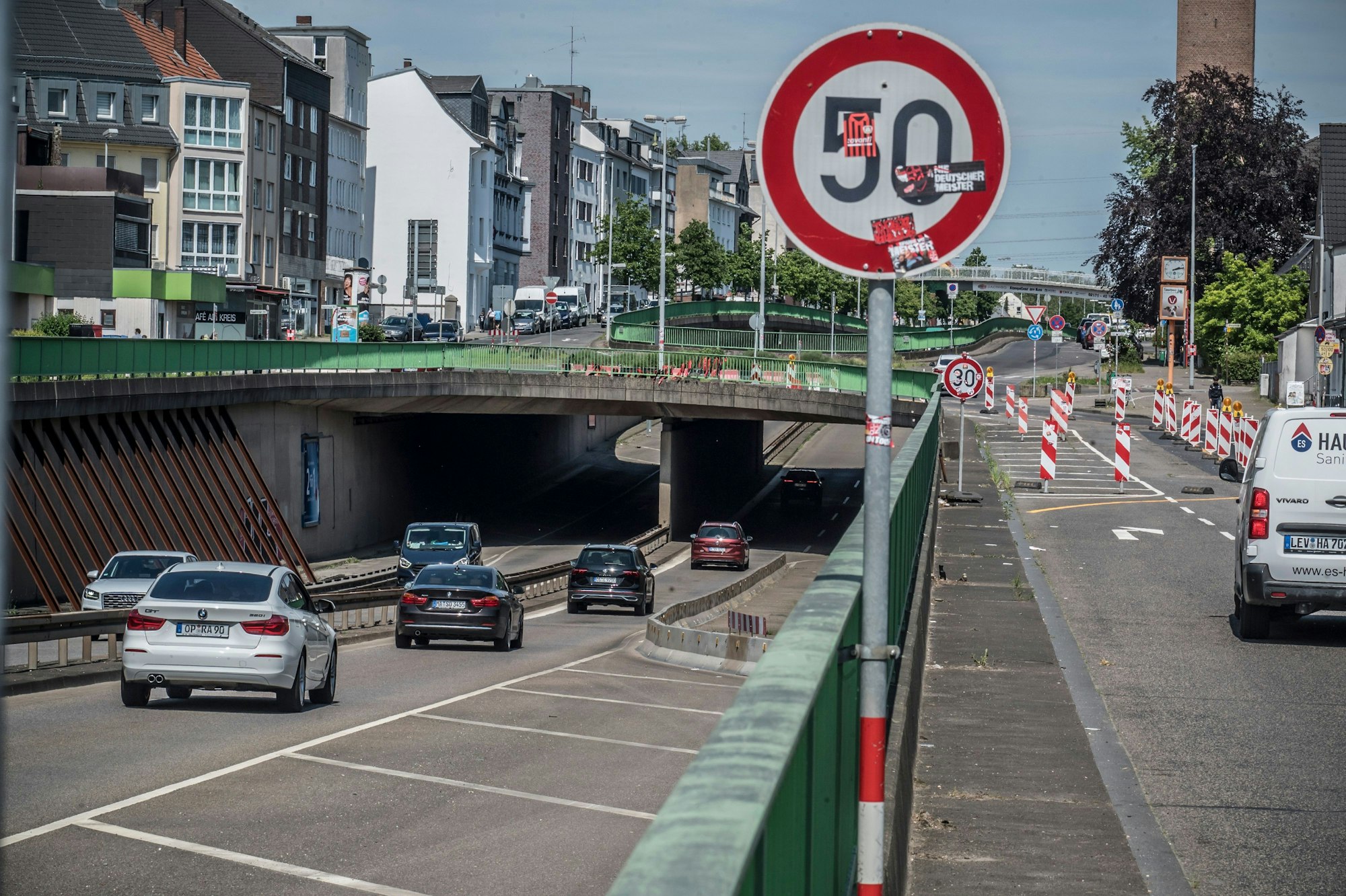 Der Autoverkehr auf der Bundesstraße 8 im Trog kommt mit zwei Spuren aus.