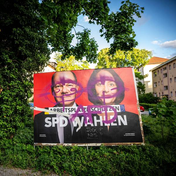 Ein SPD-Wahlplakat mit Bundeskanzler Olaf Scholz und Europapolitikerin Katharina Barley ist mit Graffiti beschmiert worden. Auf Scholz' und Barley Gesichter ist ein Fadenkreuz gemalt worden, darunter steht die Aufschrift AfD. (Symbolbild)