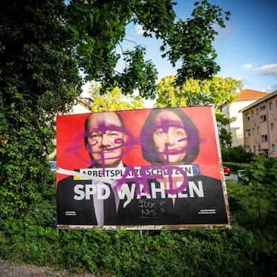 Ein SPD-Wahlplakat mit Bundeskanzler Olaf Scholz und Europapolitikerin Katharina Barley ist mit Graffiti beschmiert worden. Auf Scholz' und Barley Gesichter ist ein Fadenkreuz gemalt worden, darunter steht die Aufschrift AfD. (Symbolbild)