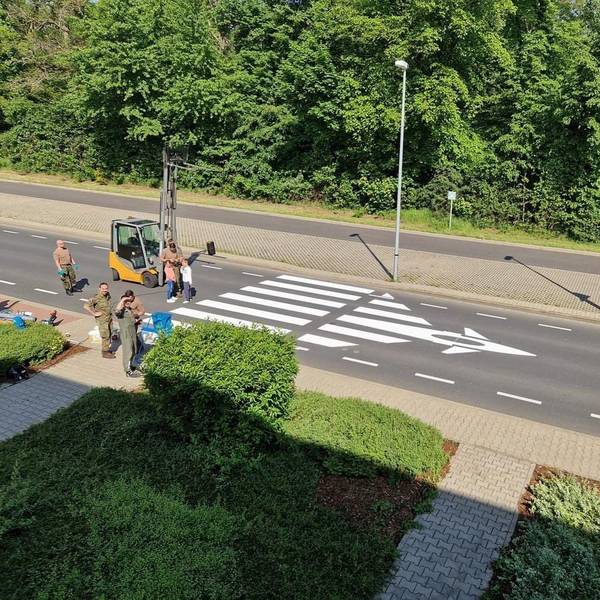 Der außergewöhnliche Zebrastreifen der Luftwaffe in Nörvenich.