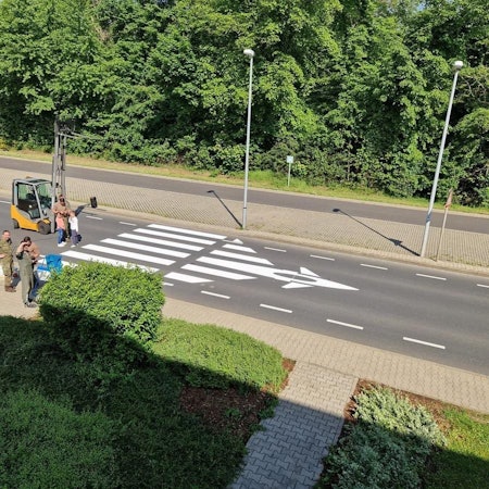 Der außergewöhnliche Zebrastreifen der Luftwaffe in Nörvenich.