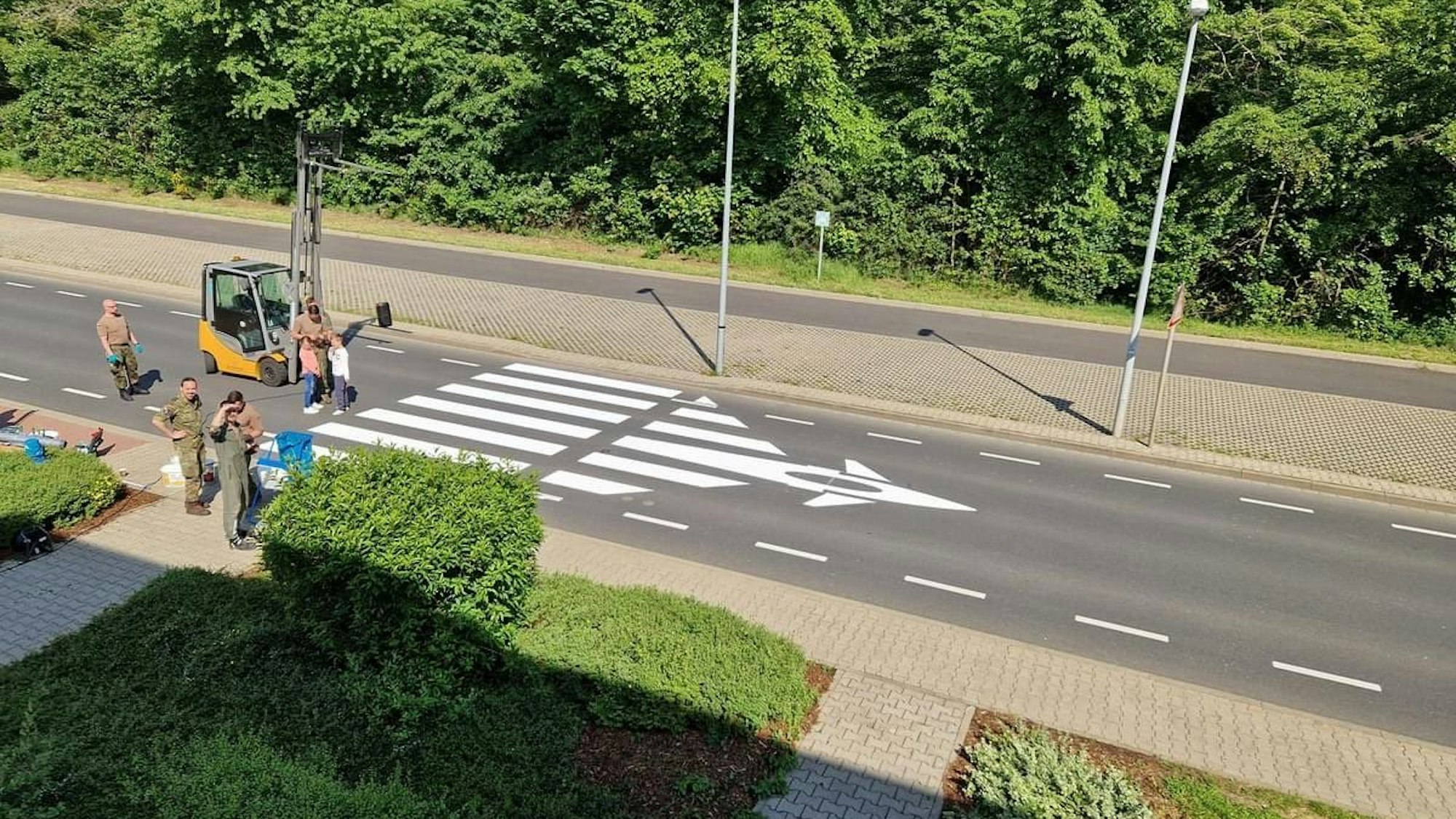 Der außergewöhnliche Zebrastreifen der Luftwaffe in Nörvenich.