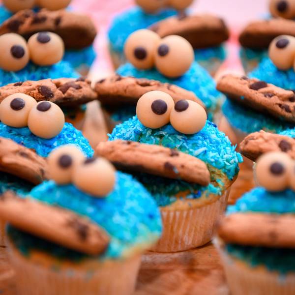 Zu sehen sind Muffins in Form des Krümelmonsters aus der Sesamstraße mit einem Keks im Mund.
