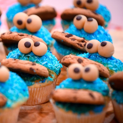 Zu sehen sind Muffins in Form des Krümelmonsters aus der Sesamstraße mit einem Keks im Mund.