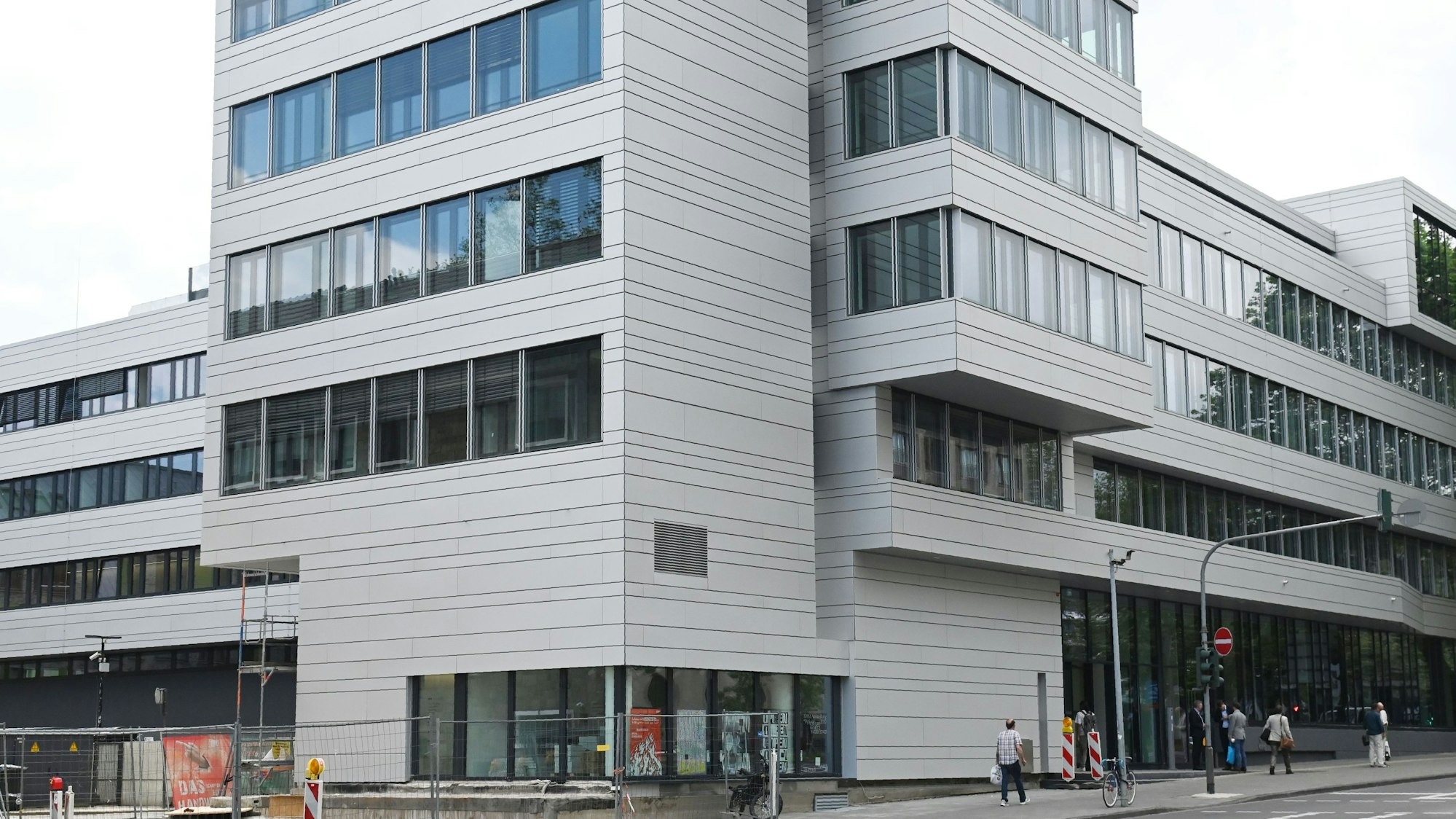 Zu sehen ist das neue Hauptgebäude der Kunsthochschule für Medien Köln von außen.