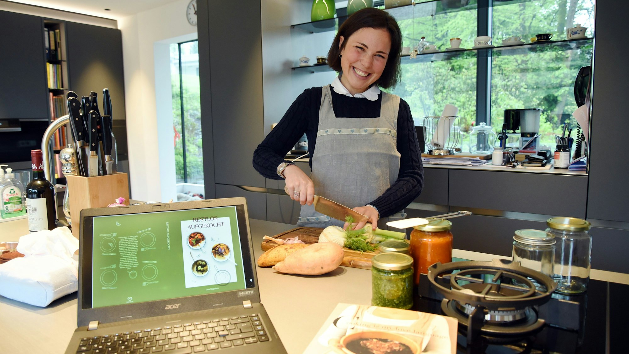 Eine junge Frau kocht in einer Küche.