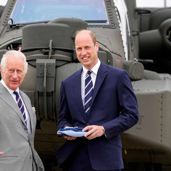 König Charles III. übergibt vor einem Apache-Hubschrauber im Heeresfliegerzentrum in Middle Wallop offiziell das Amt des Oberst des Heeresfliegerkorps an Prinz William.