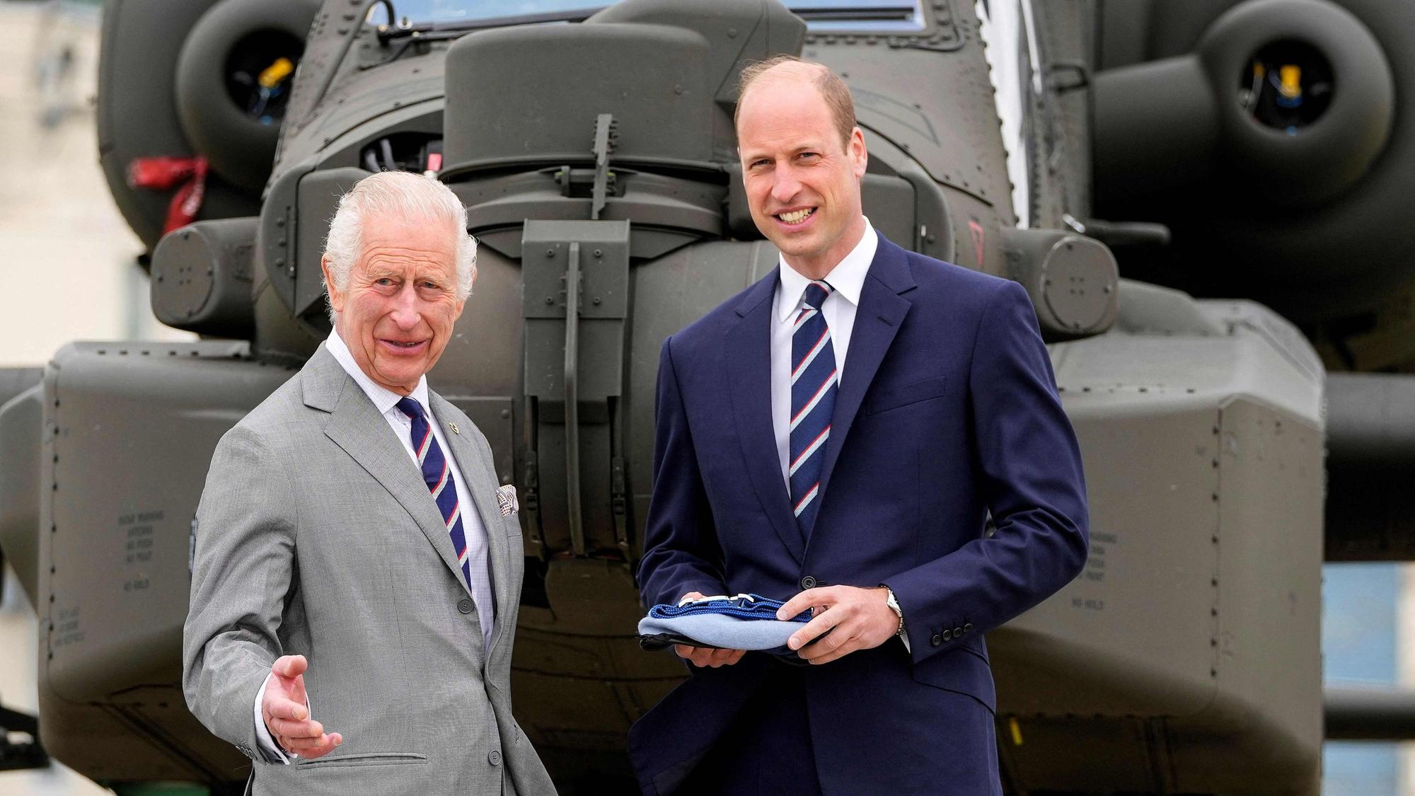 König Charles und sein Sohn Prinz William bei einem öffentlichen Auftritt im Mai 2024.