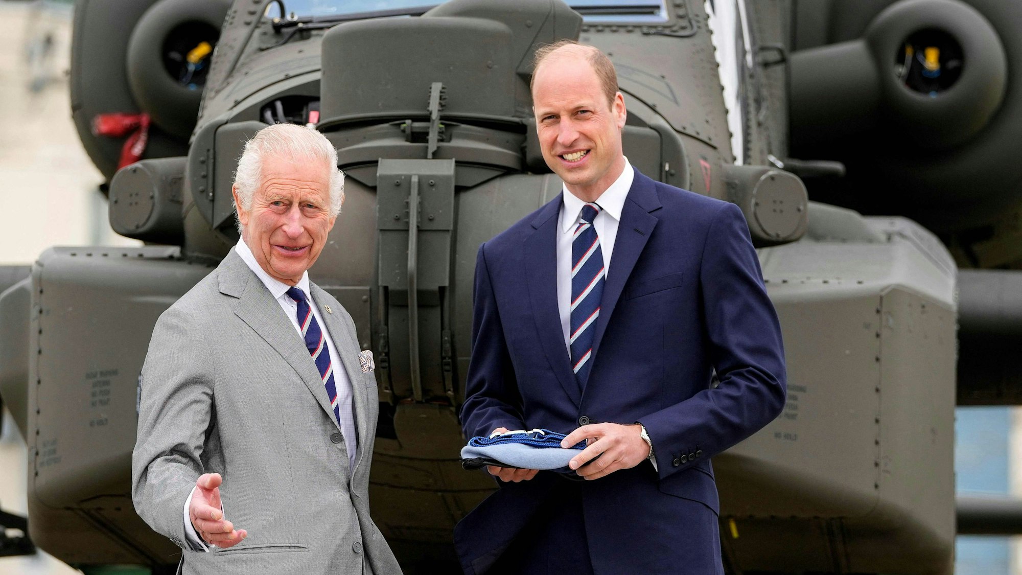 König Charles und sein Sohn Prinz William bei einem öffentlichen Auftritt im Mai 2024.