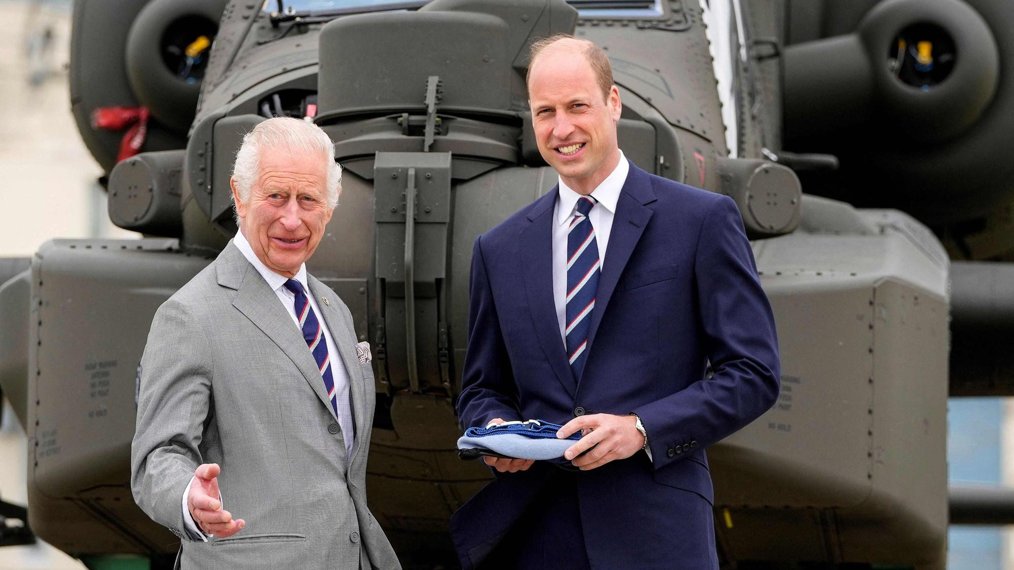 König Charles III. übergibt vor einem Apache-Hubschrauber im Heeresfliegerzentrum in Middle Wallop offiziell das Amt des Oberst des Heeresfliegerkorps an Prinz William.