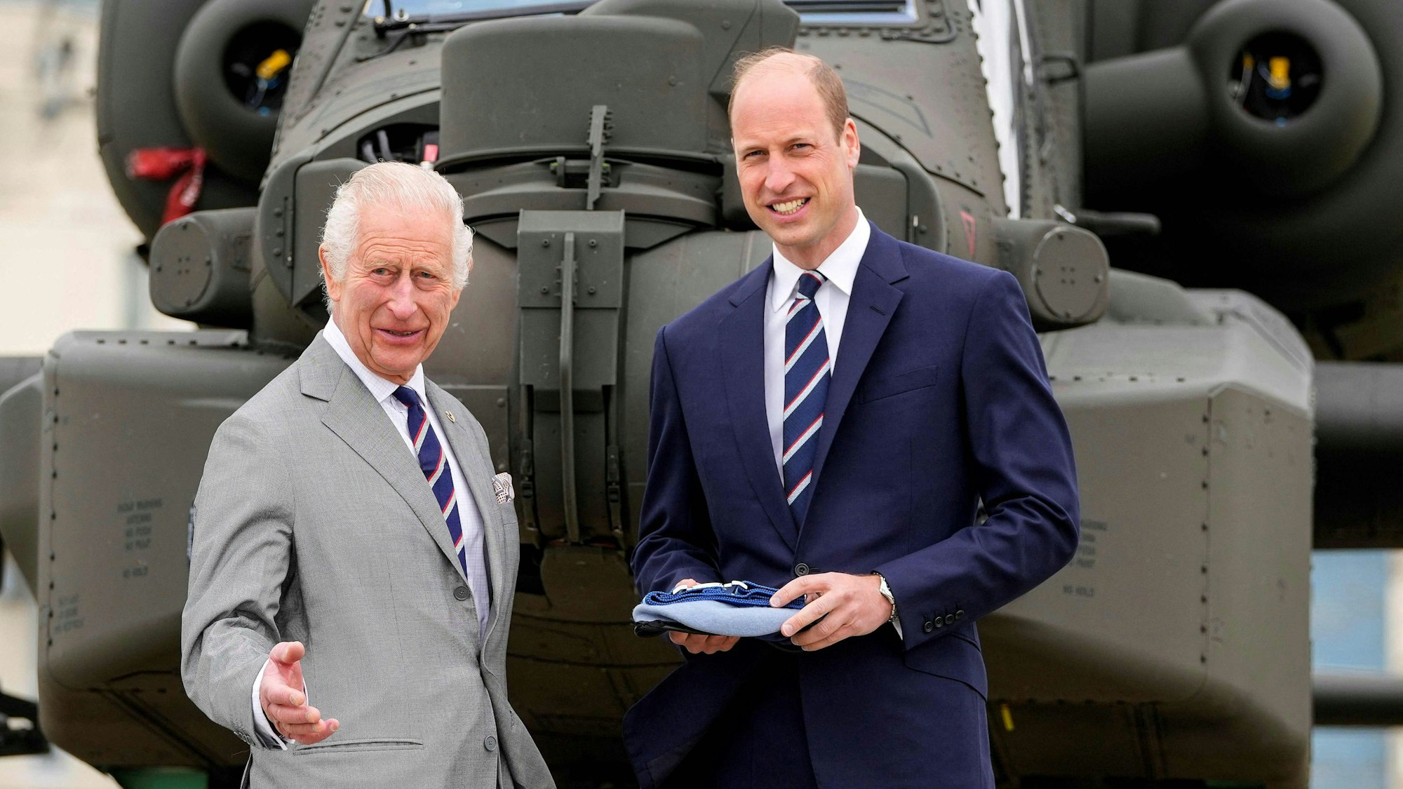 König Charles III. übergibt vor einem Apache-Hubschrauber im Heeresfliegerzentrum in Middle Wallop offiziell das Amt des Oberst des Heeresfliegerkorps an Prinz William.