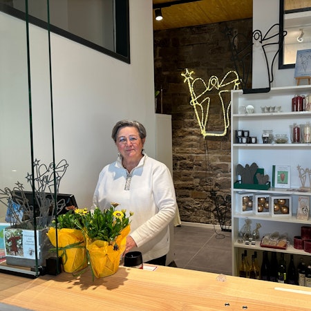 Irene Klünenberg steht hinter der Kasse im neuen Eingangsbereich des Engel-Museums in Engelskirchen.
