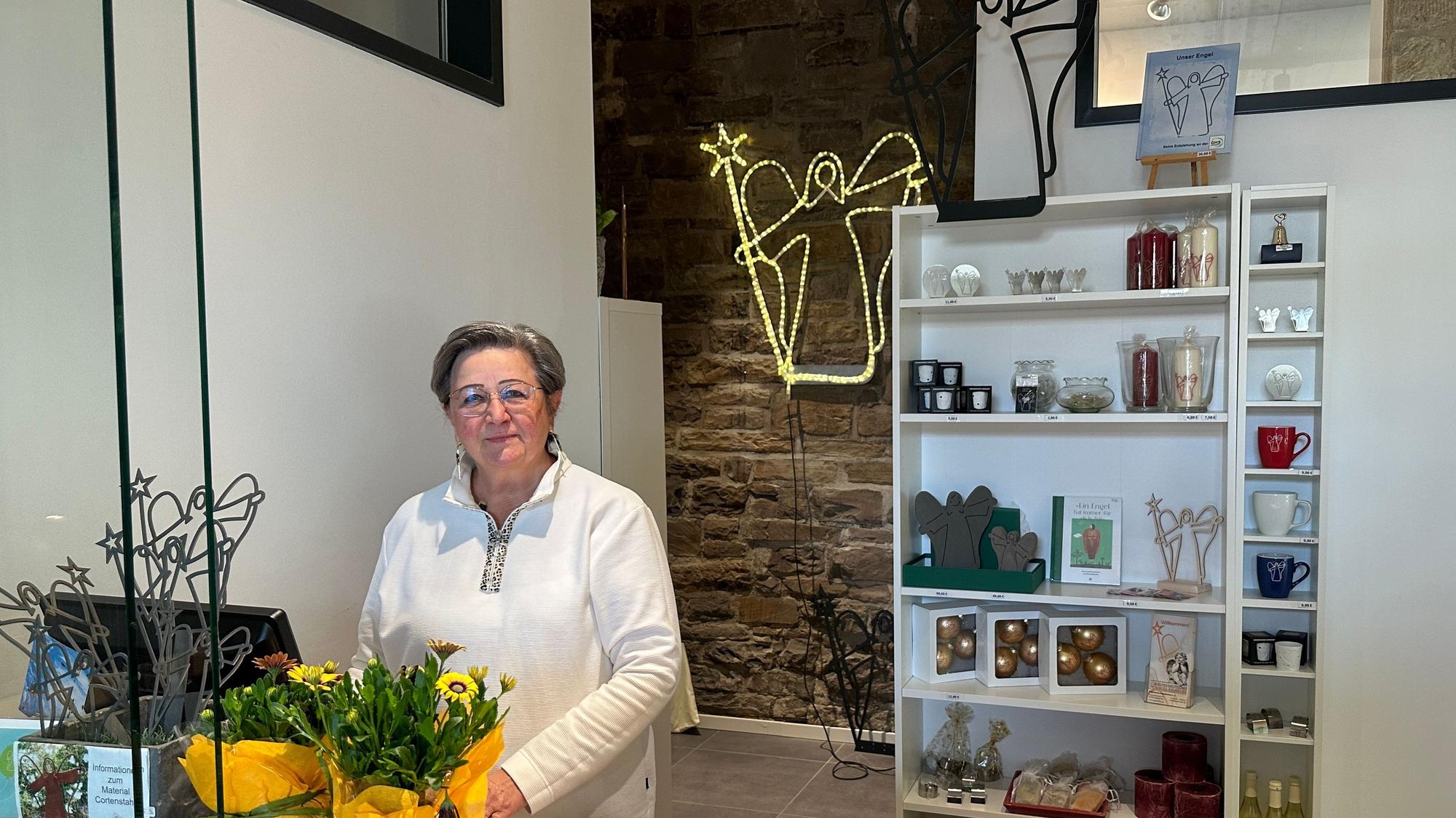 Irene Klünenberg steht hinter der Kasse im neuen Eingangsbereich des Engel-Museums in Engelskirchen.