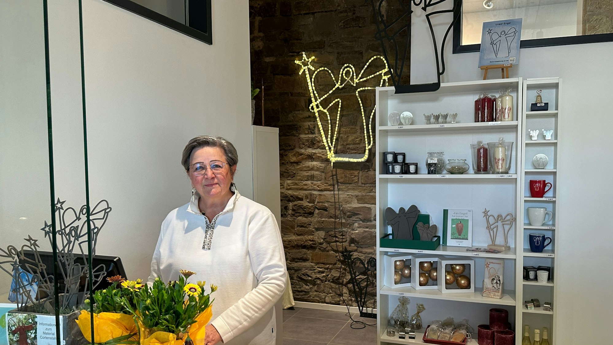 Irene Klünenberg steht hinter der Kasse im neuen Eingangsbereich des Engel-Museums in Engelskirchen.
