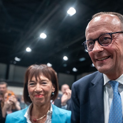 Friedrich Merz beim CDU-Bundesparteitag zusammen mit seiner Frau Charlotte Merz. Die Ehefrau des CDU-Parteichefs hat für eine denkwürdige Szene gesorgt. (Archivbild)