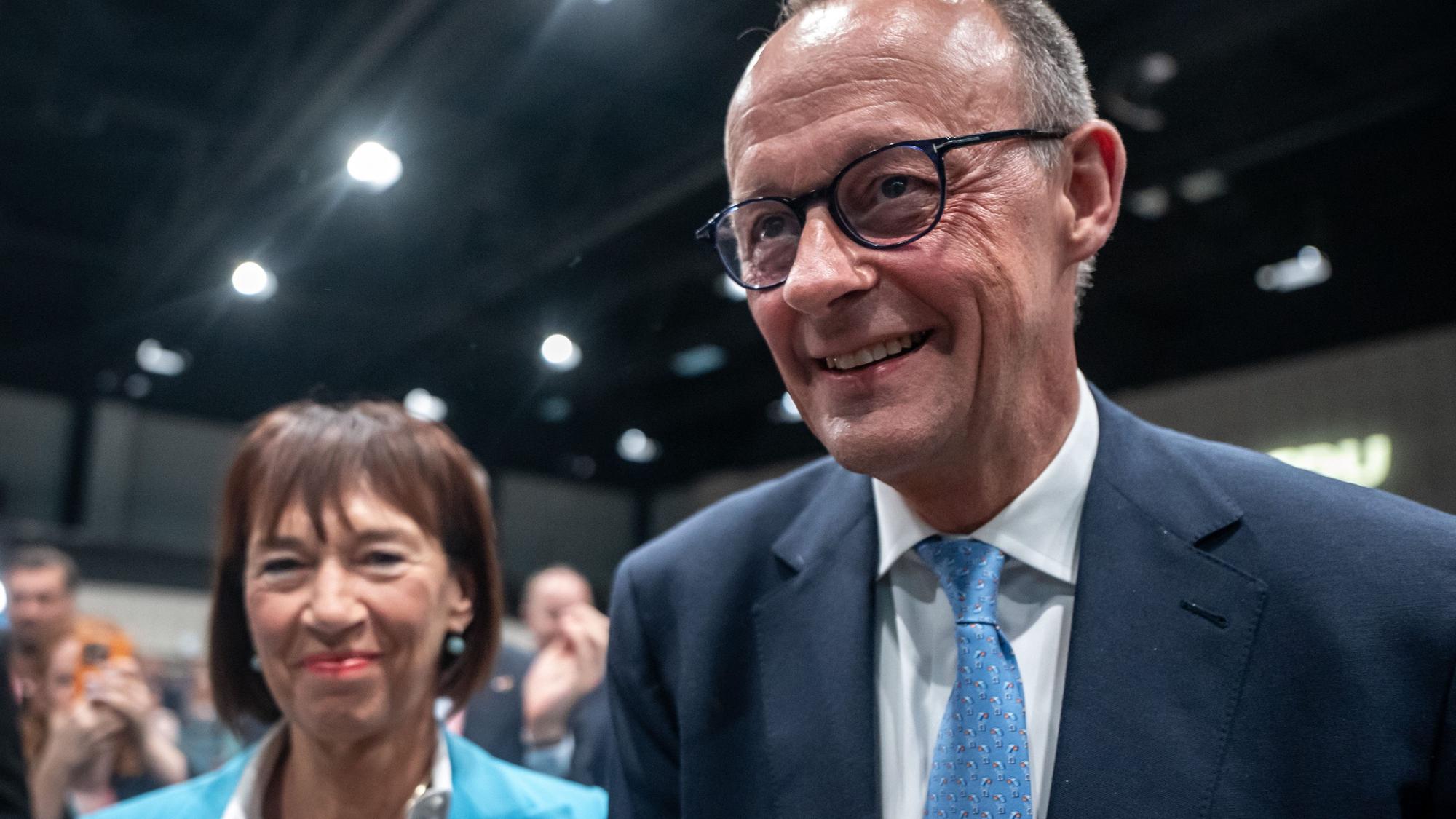 Friedrich Merz beim CDU-Bundesparteitag zusammen mit seiner Frau Charlotte Merz. Die Ehefrau des CDU-Parteichefs hat für eine denkwürdige Szene gesorgt. (Archivbild)