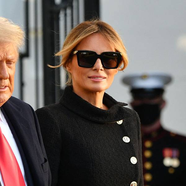 Der frühere US-Präsident Donald Trump zusammen mit seiner Ehefrau Melania. Während Trump neuer Steuerärger droht, muss der Republikaner sich Witze von Joe Biden und Spott von Melania gefallen lassen. (Archivbild)