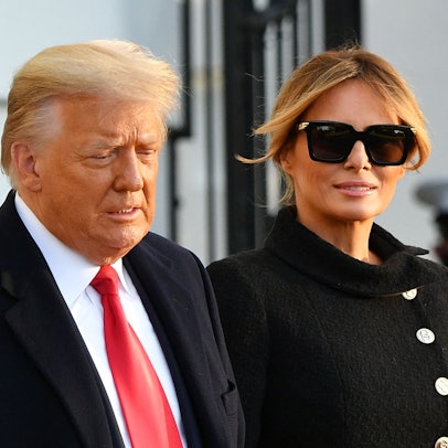 Der frühere US-Präsident Donald Trump zusammen mit seiner Ehefrau Melania. Während Trump neuer Steuerärger droht, muss der Republikaner sich Witze von Joe Biden und Spott von Melania gefallen lassen. (Archivbild)