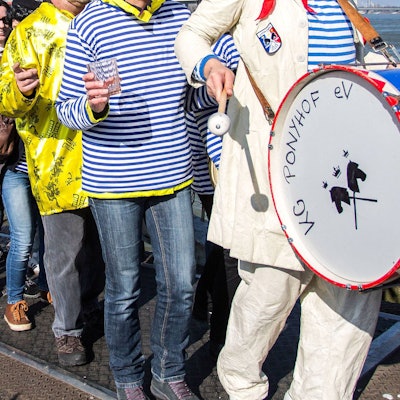 Das Logo der Karnevalsgesellschaft „KG Ponyhof“ ist auf einer Musiktrommel zu sehen.