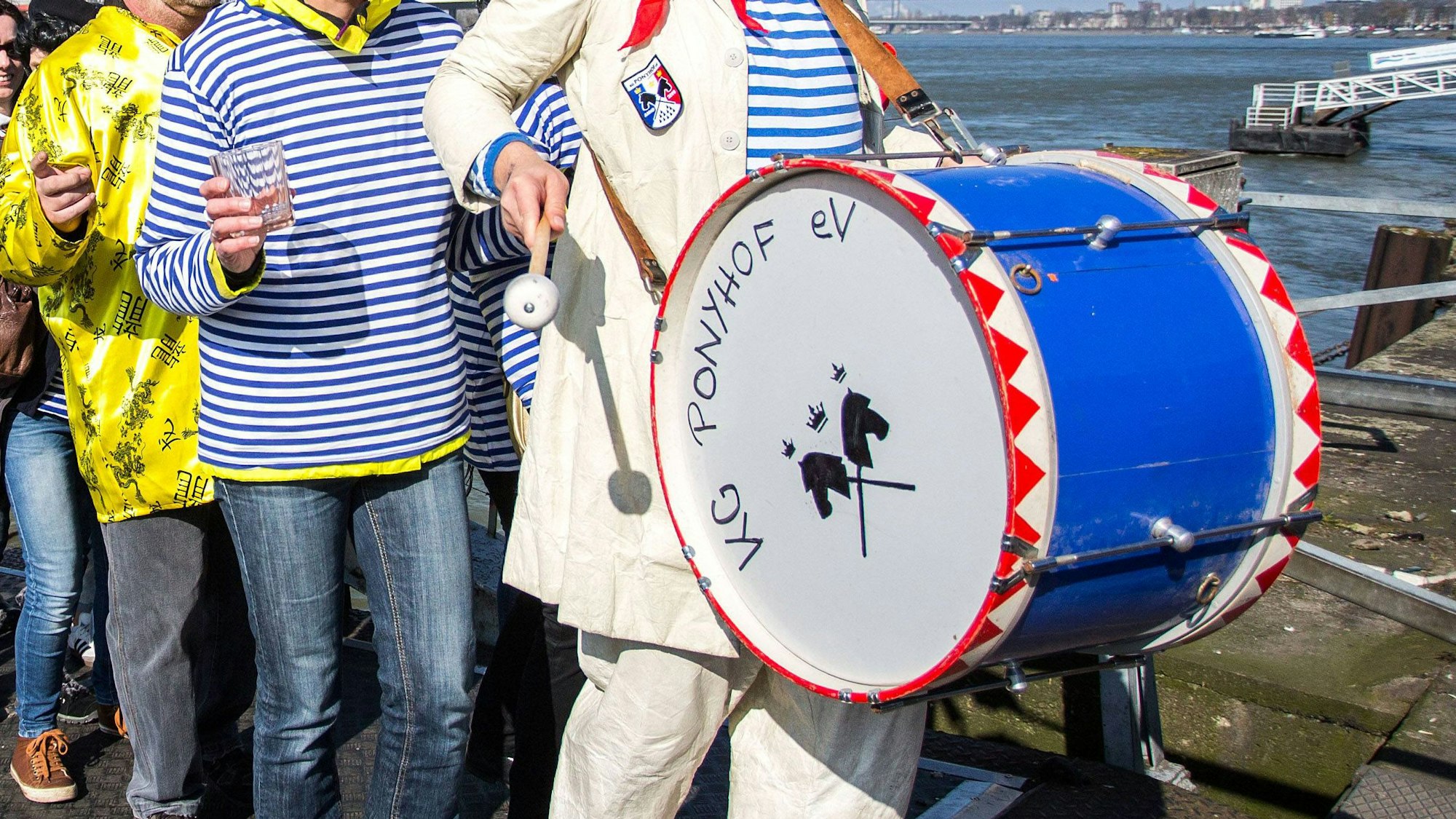 Das Logo der Karnevalsgesellschaft „KG Ponyhof“ ist auf einer Musiktrommel zu sehen.