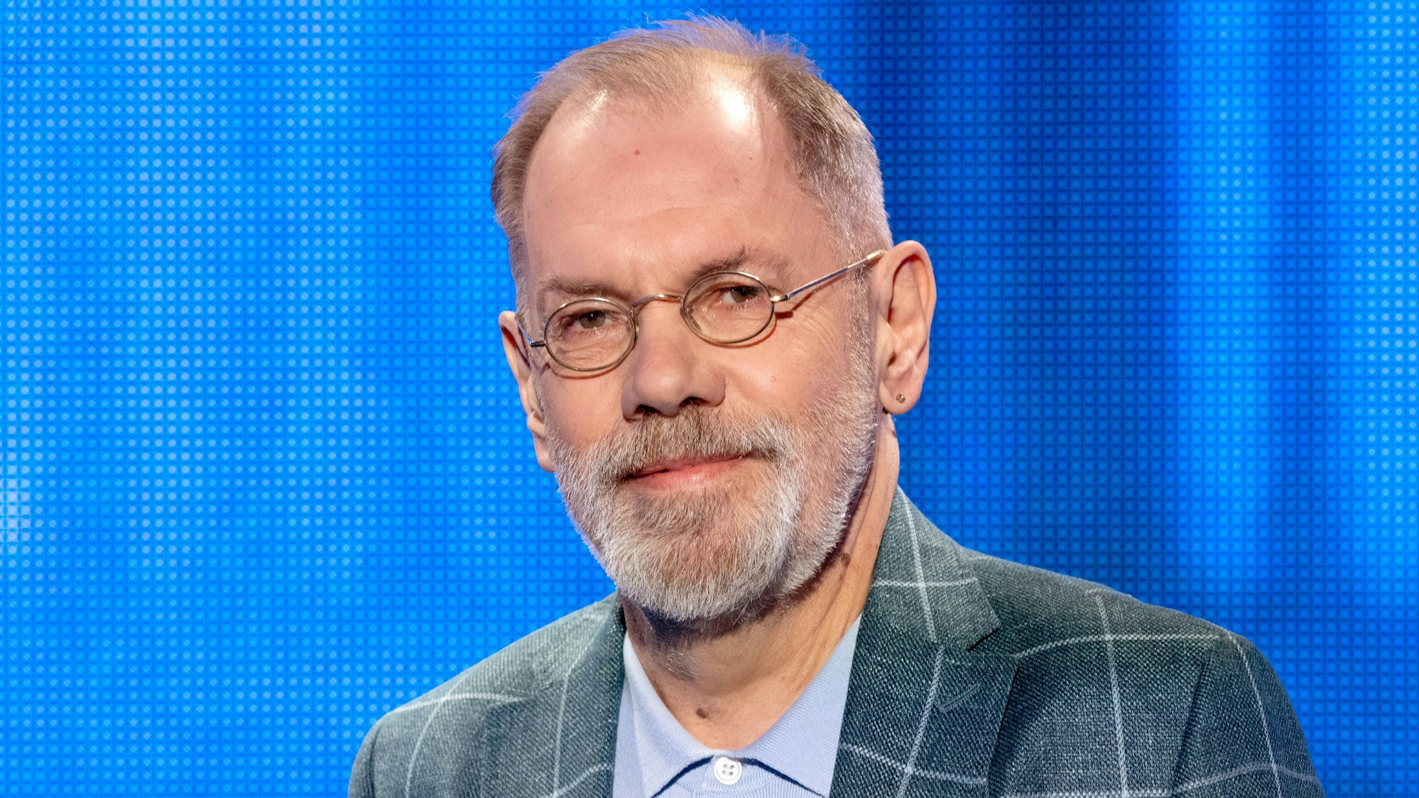 Jäger Karl-Otto Nagorsnik steht im Studio der ARD-Quizsendung „Gefragt – Gejagt“. Die 13. Staffel feiert mit Moderator Alexander Bommes am 13. Mai Premiere in der ARD.