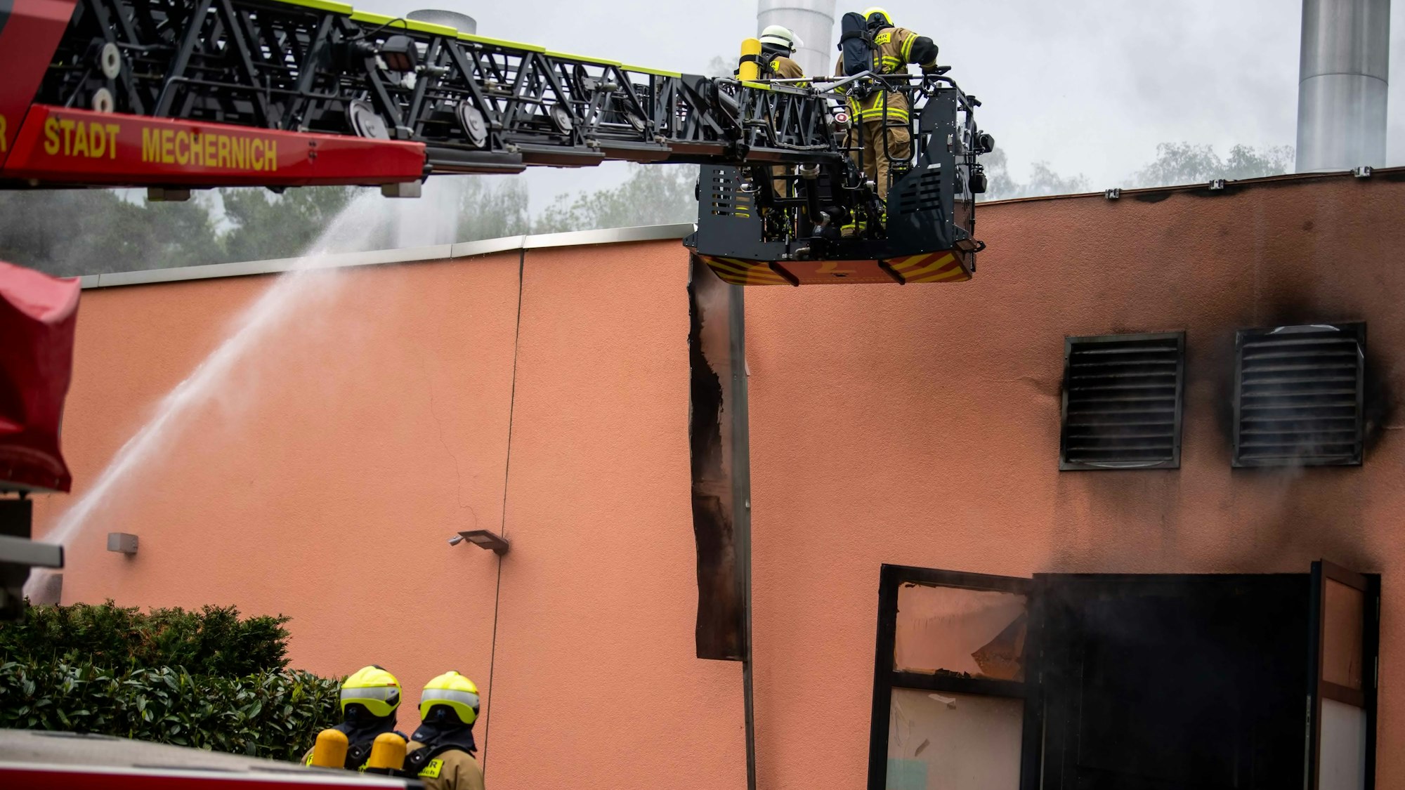 Das Bild zeigt die Feuerwehr während des Einsatzes am Krematorium in Mechernich.