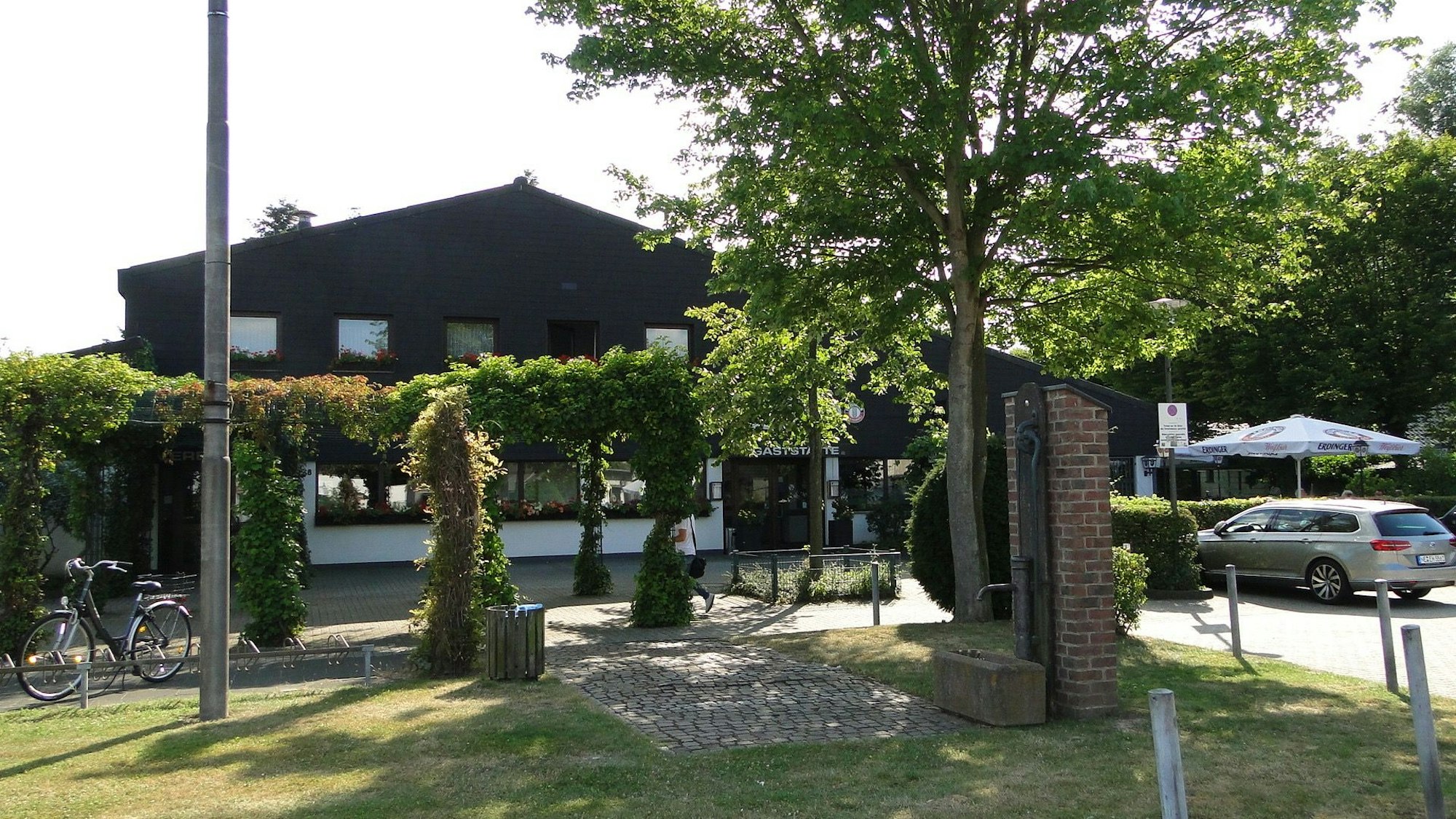 Nachdem in den alten Brandschutzklappen des Vereinshauses Asbest nachgewiesen worden war, wurden diese ausgetauscht.