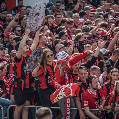 Die Leistungen von Bayer 04 Leverkusen haben in der Stadt einen Rausch ausgelöst.