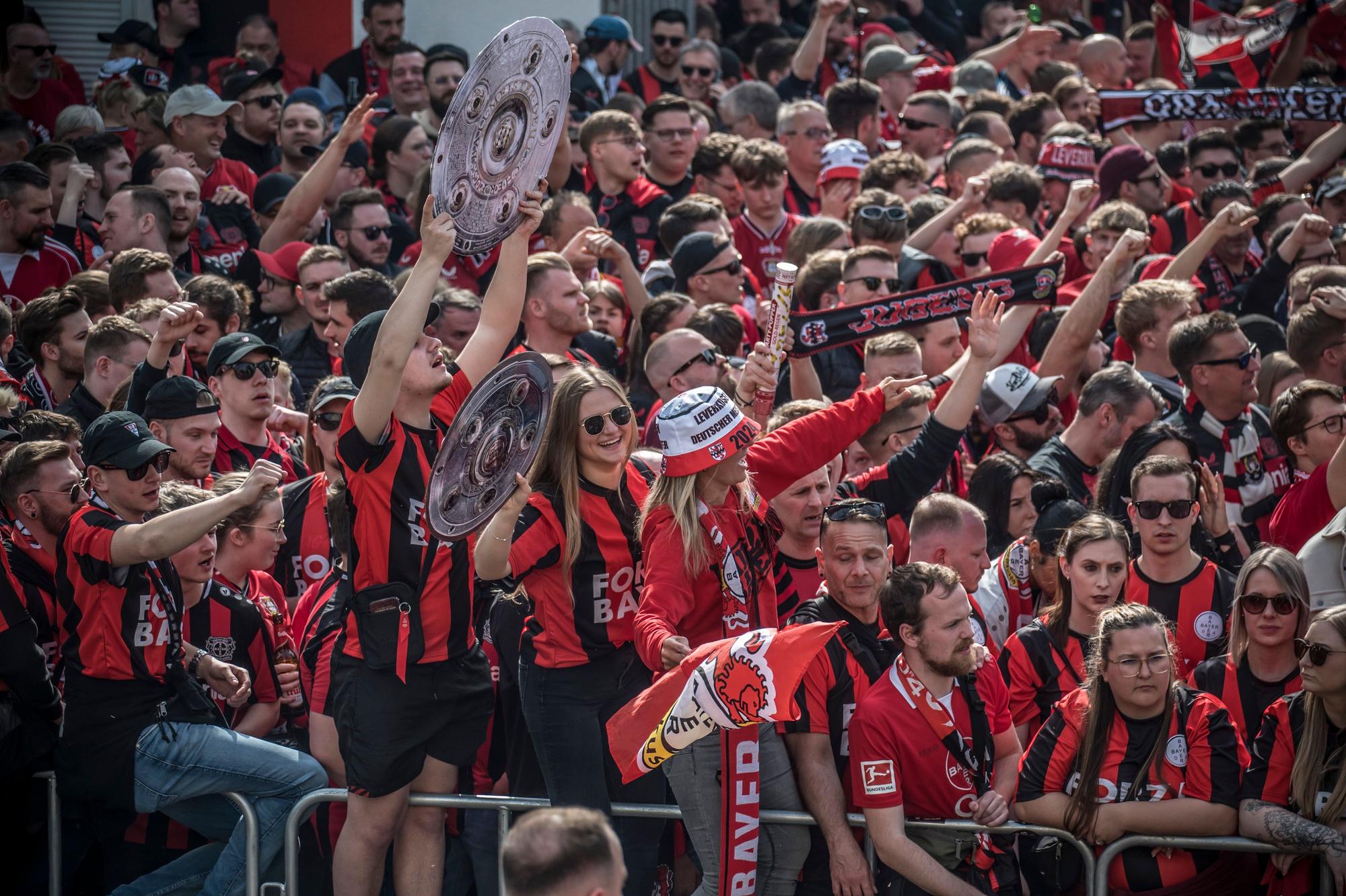 Fans von Bayer 04 Leverkusen.