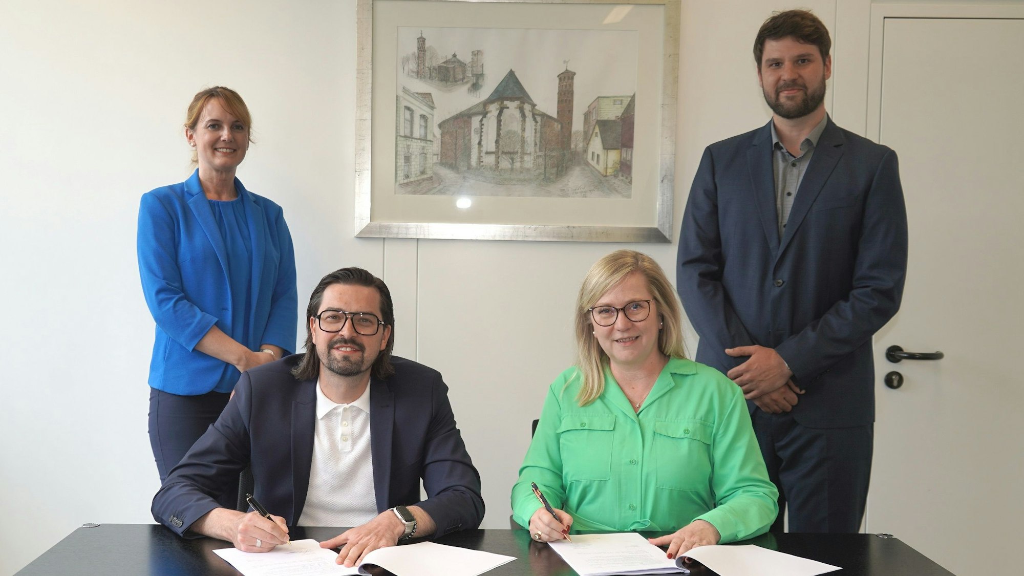 Auf dem Bild sind die Unterzeichner des neuen Mietvertrages zu sehen.