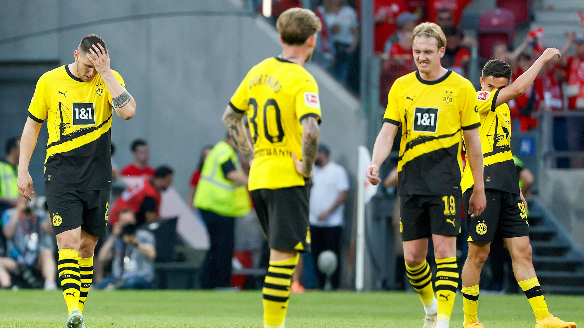 Enttäuschende Dortmunder nach dem 0:3 gegen den FSV Mainz.