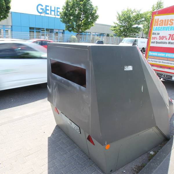 Wie hier in Troisdorf sollen auch in Niederkassel und Sankt Augustin künftig mobile Geschwindigkeitskontrollen mit Blitzern der Kommunen durchgeführt werden.