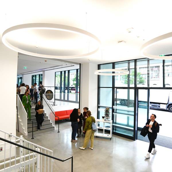 Zu sehen ist der Eingangsbereich des neuen Hauptgebäudes der Kunsthochschule für Medien Köln.