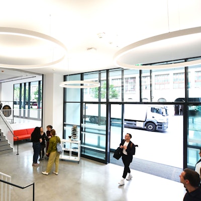 Zu sehen ist der Eingangsbereich des neuen Hauptgebäudes der Kunsthochschule für Medien Köln.