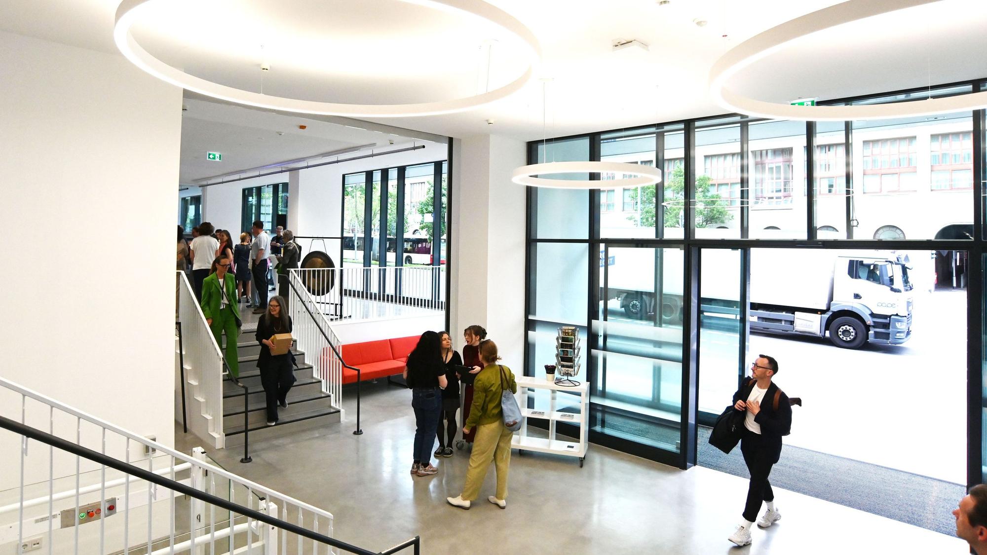 Zu sehen ist der Eingangsbereich des neuen Hauptgebäudes der Kunsthochschule für Medien Köln.