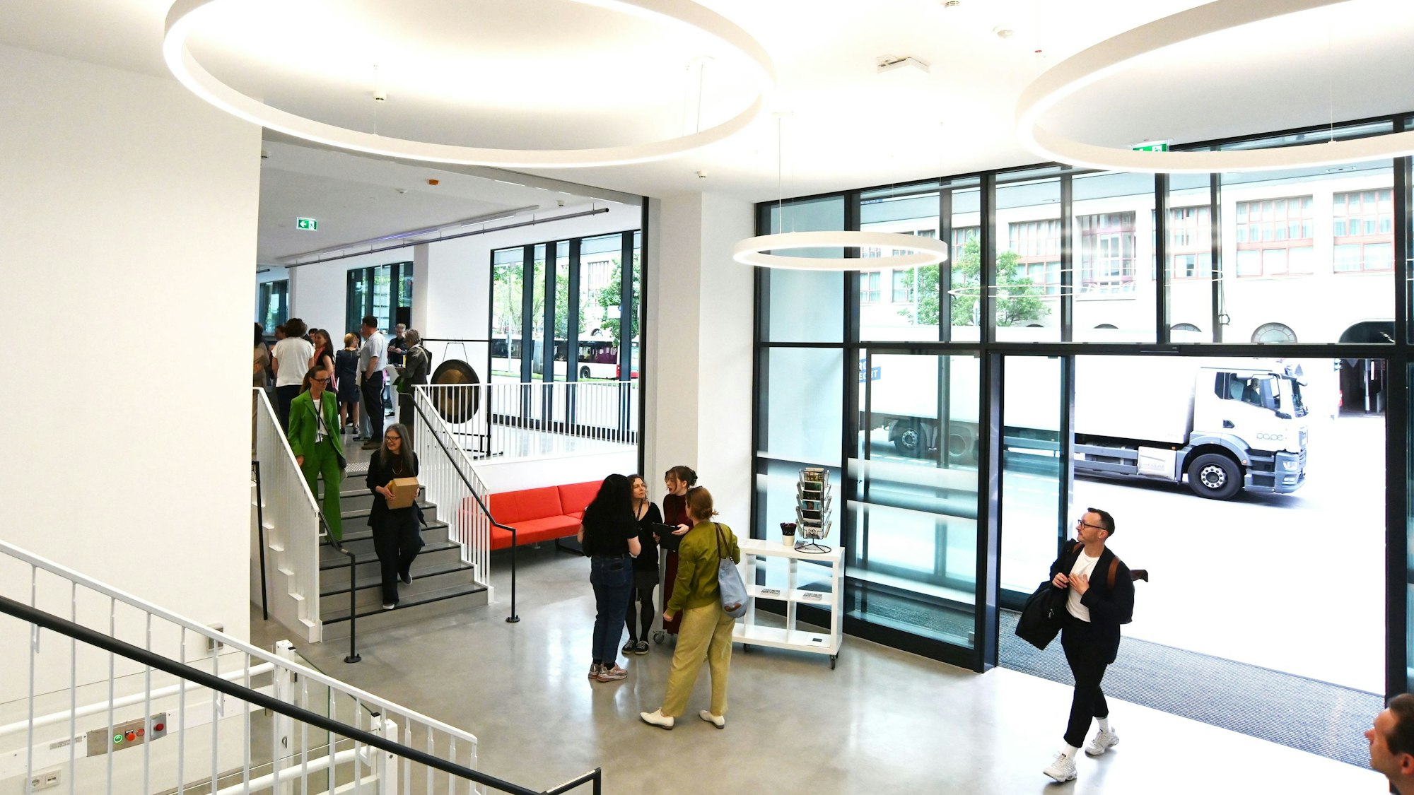 Zu sehen ist der Eingangsbereich des neuen Hauptgebäudes der Kunsthochschule für Medien Köln.