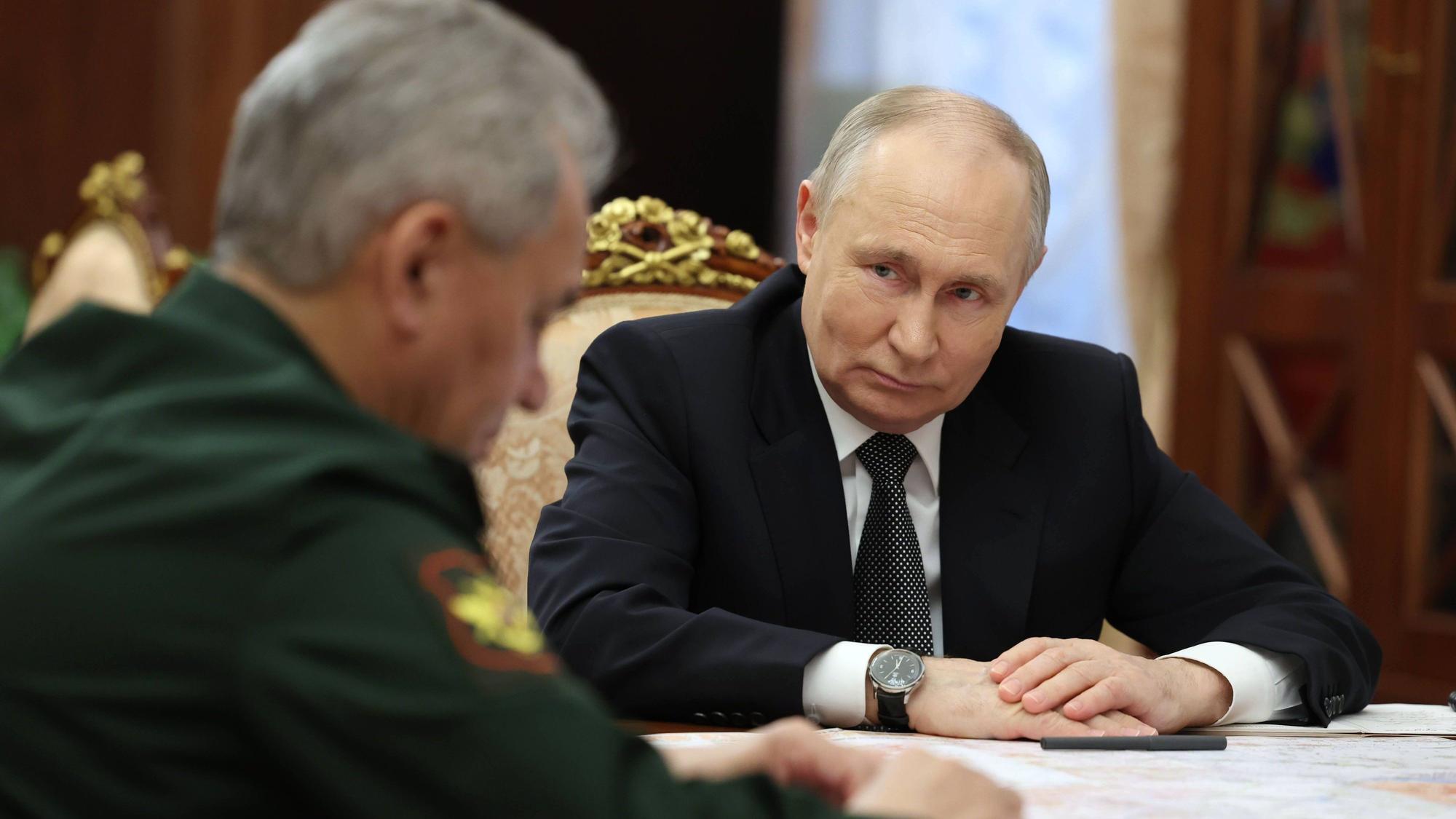 Russlands Präsident Wladimir Putin im Gespräch mit Sergei Schoigu. Der bisherige Verteidigungsminister bekommt einen neuen Job – und das wirft neue Fragen auf. (Archivbild)