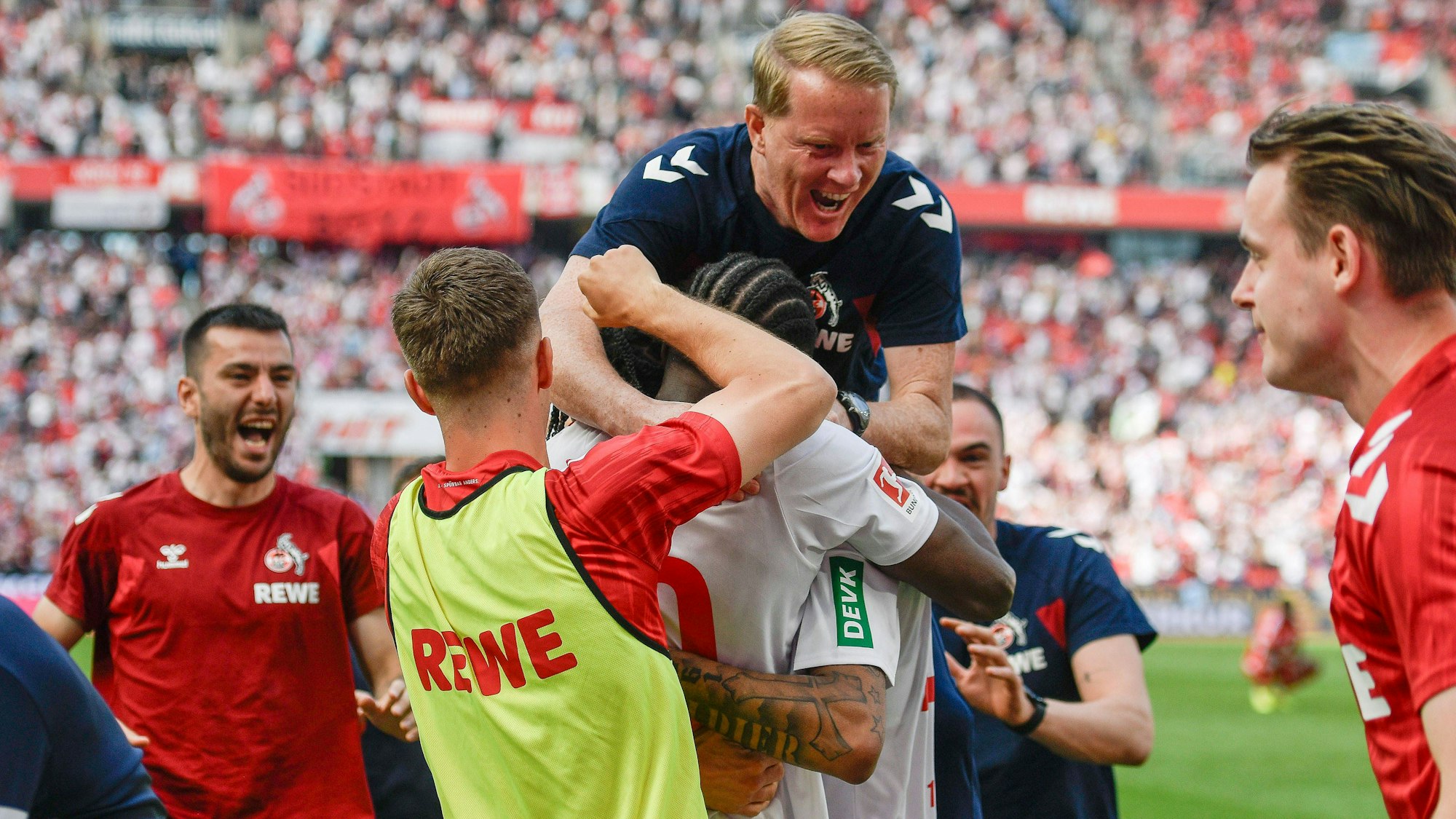 Timo Schultz jubelt nach dem 3:2 mit dem Kölner Torschützen Damion Downs.