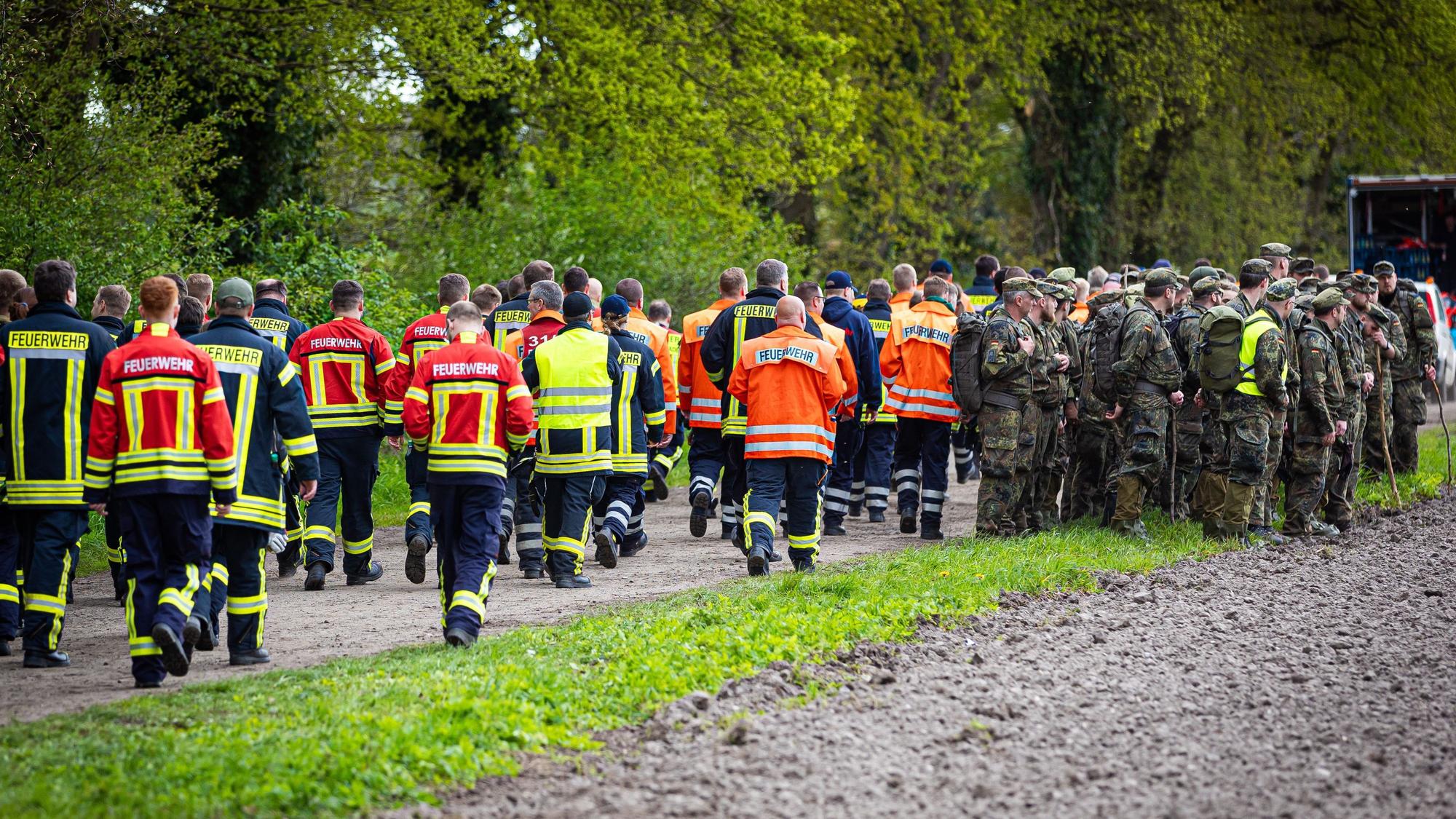 Feuerwehr, Polizei und Soldaten der Bundeswehr suchen ein Waldstück bei Bremervörde nach dem vermissten Arian ab. Die Polizei will noch diese Woche überraschend eine neue Suchaktion starten.