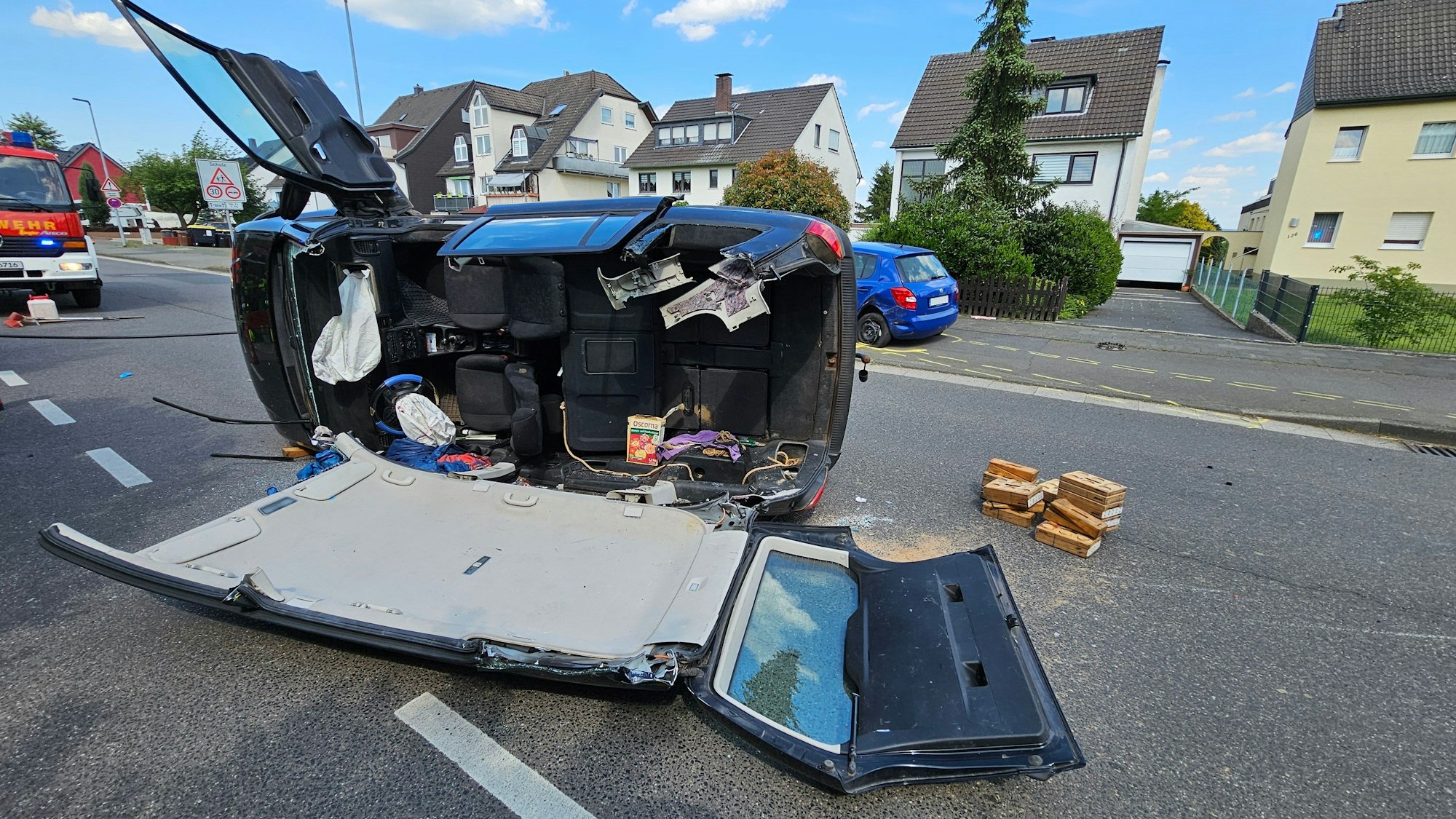 Unfallfahrzeug nach einem Verkehrsunfall in Sankt Augustin Menden.