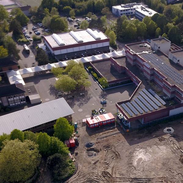 Das Dach des Niederkasseler Kopernikus-Gymnasiums muss dringend umfassend saniert werden. An vielen Stellen des Flachdachs dringt Regenwasser ein.