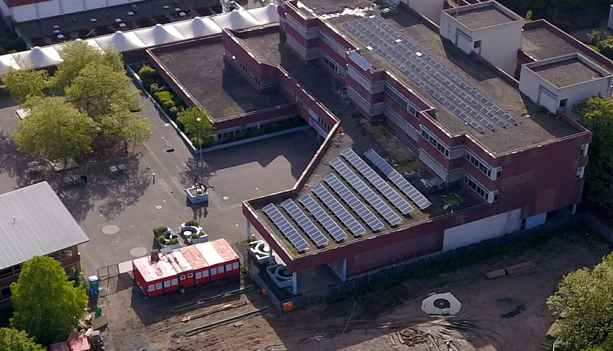 Das Dach des Niederkasseler Kopernikus-Gymnasiums muss dringend umfassend saniert werden. An vielen Stellen des Flachdachs dringt Regenwasser ein.