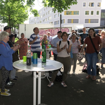 Die Gemeinde in Bickendorf singt gegen rechtsextreme Strömungen.