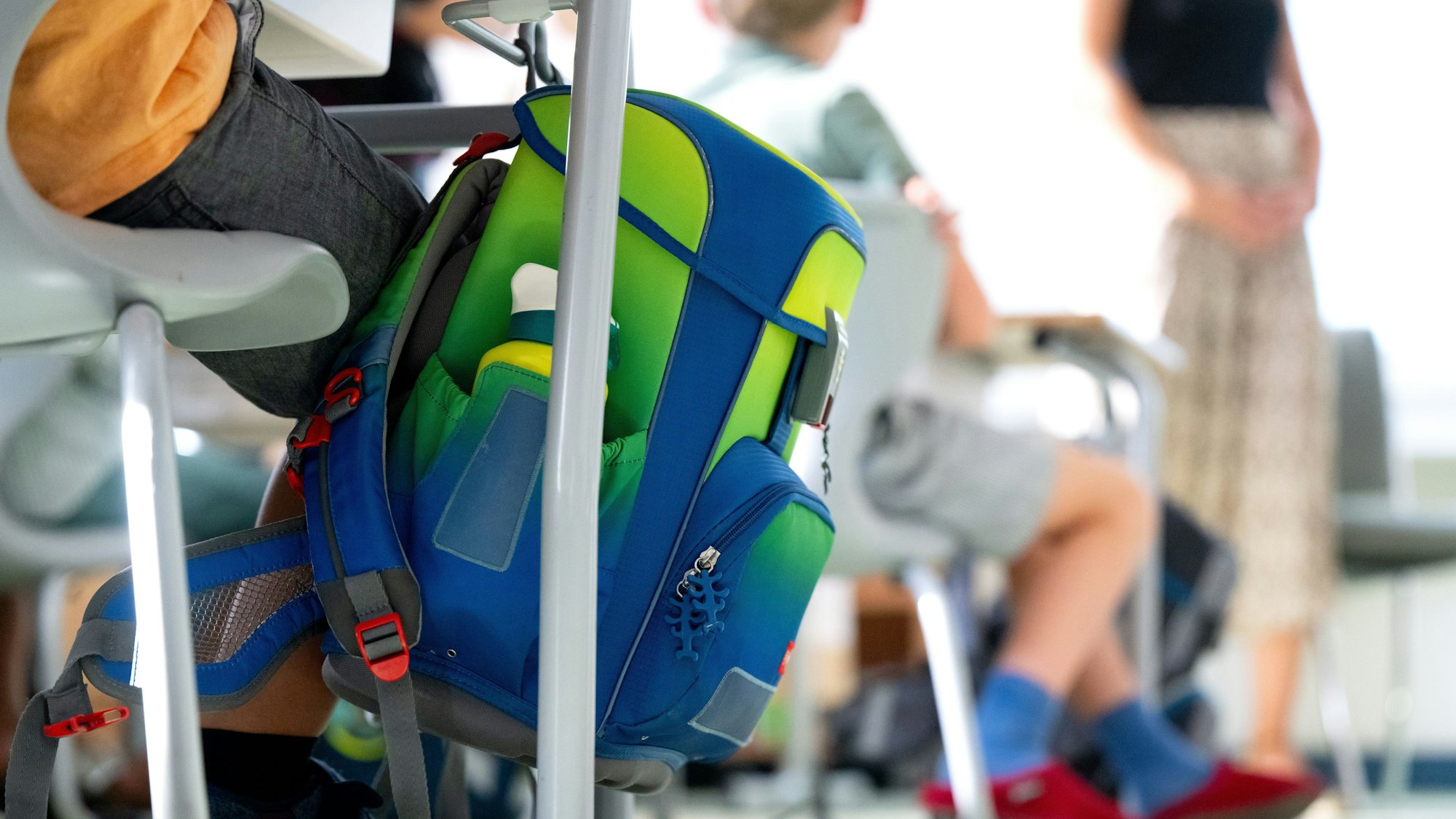 Ranzen in einer Schulklasse.