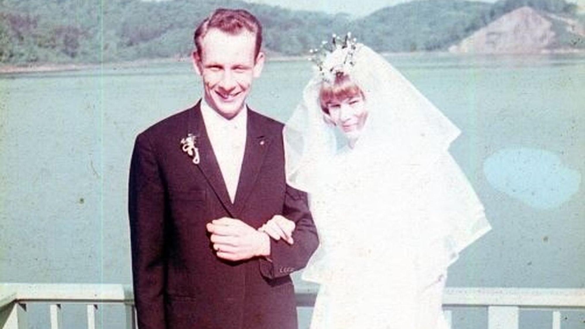 Peter und Christa klar haben am 16. Mai 1964 geheiratet. Das Foto entstand auf dem Staudamm der Wahnbachtalsperre.