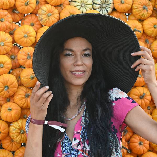 Model Gisele Oppermann kommt zum grossen Kürbisfest im Gertrudenhof